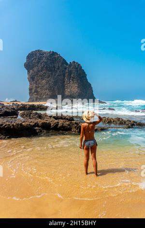 Vue arrière d'une jeune femme à Roque del Moro, plage de Cofete, parc naturel de Jandia, Barlovento, Espagne Banque D'Images