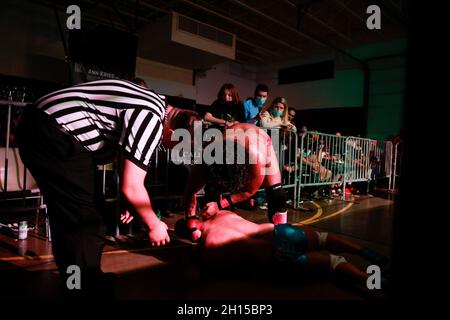 Bloomington, États-Unis.09e octobre 2021.GT Vega lutte contre Flex Hardcastle lors de l'épreuve de lutte pro Showdown au National Guard Armory de Bloomington.Crédit : SOPA Images Limited/Alamy Live News Banque D'Images