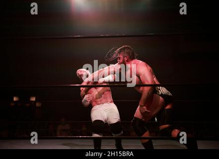 Bloomington, États-Unis.09e octobre 2021.Jake Something lutte Matt Cross lors de l'épreuve de lutte pro Showdown au National Guard Armory de Bloomington.Crédit : SOPA Images Limited/Alamy Live News Banque D'Images