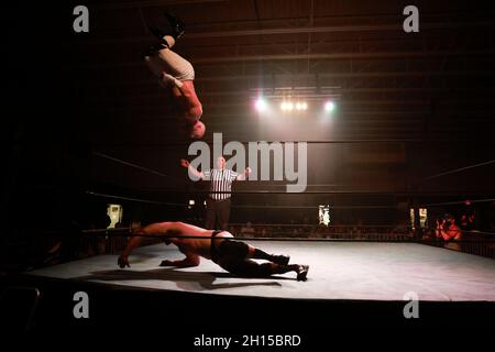 Bloomington, États-Unis.09e octobre 2021.Jake Something lutte Matt Cross lors de l'épreuve de lutte pro Showdown au National Guard Armory de Bloomington.Crédit : SOPA Images Limited/Alamy Live News Banque D'Images