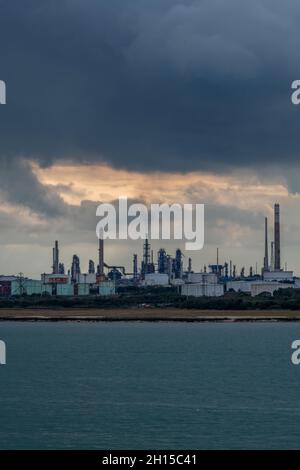 raffinerie de pétrole fawley appartenant à la société pétrochimique exxon mobil sur l'eau de southampton dans le port de southampton docks uk. chimneys raffinerie de pétrole fawley. Banque D'Images