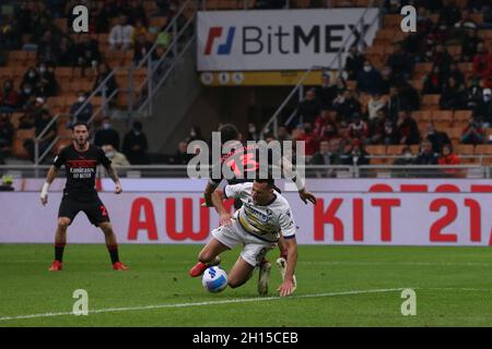 Milan, Italie, 16 octobre 2021.Nikola Kalinic de Hellas Verona est encouragé dans la zone de pénalité par Alessio Romagnoli de l'AC Milan pour gagner un coup de pied de spot de son côté pendant le match de Serie A à Giuseppe Meazza, Milan.Le crédit photo devrait se lire: Jonathan Moscrop / Sportimage Banque D'Images