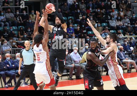 Bologne, Italie.16 octobre 2021.Marco Belinelli (Segafredo Virtus Bologna) pendant la série A1 italien LBA championnat de basket-ball match Segafredo Virtus Bologna vs.Allianz Pallacanestro Trieste au palais sportif de Paladozza - Bologne, 16 octobre 2021 crédit: Independent photo Agency/Alay Live News Banque D'Images