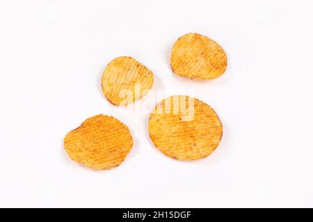 Croustilles de pommes de terre entrant dans bol en verre isolé sur fond blanc avec chemin de détourage, battant les chips de pommes de terre Banque D'Images