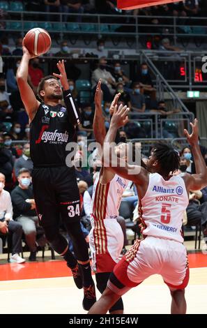 Bologne, Italie.16 octobre 2021.Kyle Weems (Segafredo Virtus Bologna) pendant la série A1 italien LBA championnat de basket-ball match Segafredo Virtus Bologna vs.Allianz Pallacanestro Trieste au palais sportif de Paladozza - Bologne, 16 octobre 2021 crédit: Independent photo Agency/Alay Live News Banque D'Images