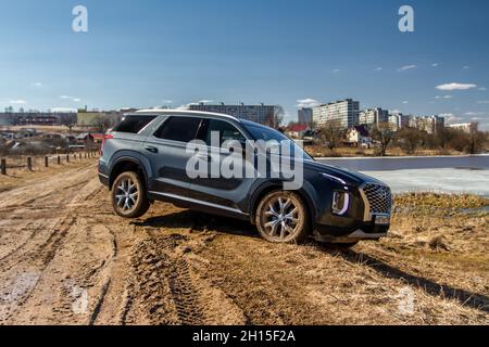 MOSCOU, RUSSIE - le 10 AVRIL 2021 vue extérieure de Hyundai Palisade LX2 en mouvement.Course de la suspension Hyundai Palisade.Course des roues.Obstacle tout-terrain Banque D'Images