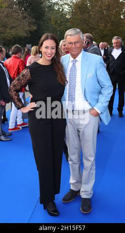 16 octobre 2021, Bavière, Füssen: Wolfgang Bosbach (CDU) et sa fille Caroline assistent à la première mondiale de la comédie musicale 'Zeppelin'.Photo : Karl-Josef Hildenbrand/dpa Banque D'Images