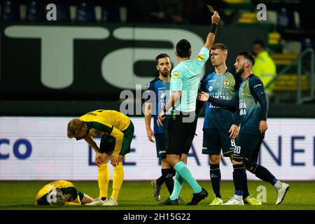 SITTARD, PAYS-BAS - OCTOBRE 16 : Jamie Jacobs de SC Cambuur reçoit une carte jaune lors du match néerlandais Eredivisie entre Fortuna Sittard et SC Cambuur à Fortuna Sittard Stadion le 16 octobre 2021 à Sittard, pays-Bas (photo de Henk Jan Dijks/Orange Pictures) Banque D'Images