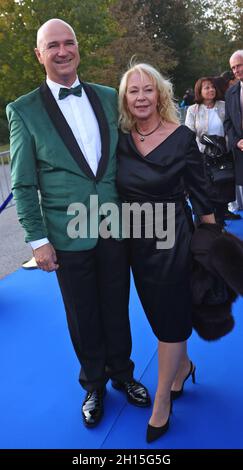 16 octobre 2021, Bavière, Füssen: Wolfgang Krebs, artiste de cabaret et et sa femme Sylvia viennent à la première mondiale de la comédie musicale 'Zeppelin'.Photo : Karl-Josef Hildenbrand/dpa Banque D'Images