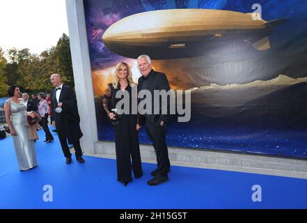 16 octobre 2021, Bavière, Füssen: Hans Rudolf Wöhrl et son épouse Dagmar Wöhrl assistent à la première mondiale de la comédie musicale 'Zeppelin'.Photo : Karl-Josef Hildenbrand/dpa Banque D'Images