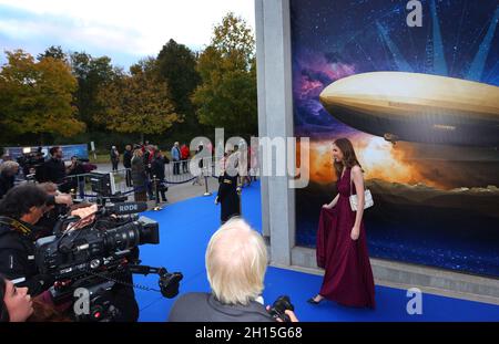 16 octobre 2021, Bavière, Füssen: Alana 'Siegel, se dresse sur le tapis bleu avant la première mondiale de la comédie musicale 'Zeppelin'.Photo : Karl-Josef Hildenbrand/dpa Banque D'Images