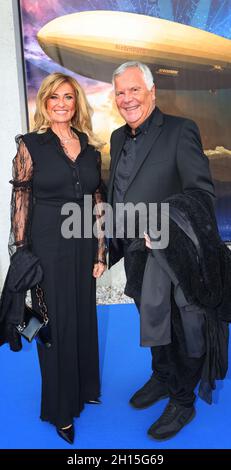 16 octobre 2021, Bavière, Füssen: Hans Rudolf Wöhrl et son épouse Dagmar Wöhrl assistent à la première mondiale de la comédie musicale 'Zeppelin'.Photo : Karl-Josef Hildenbrand/dpa Banque D'Images