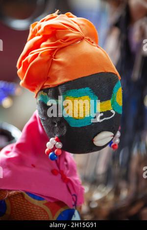 Poupée traditionnelle africaine en tissu tribal, faite à la main pour la vente aux marchés aux puces Banque D'Images