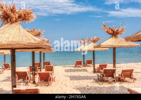 Ocean wavs et parasols traditionnels sur une destination tropicale, attraction touristique Banque D'Images