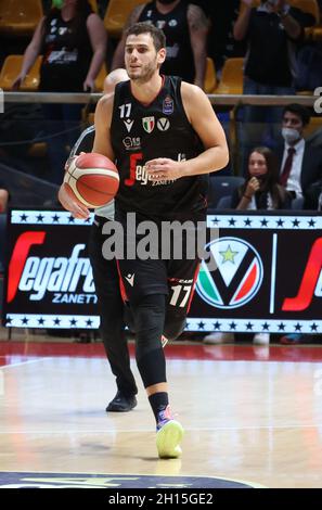 Marco Ceron (Segafredo Virtus Bologna) pendant la série A1 italien LBA championnat de basket-ball match Segafredo Virtus Bologna vs.Allianz Pallacanestro Trieste au palais sportif de Paladozza - Bologne, 16 octobre 2021 Banque D'Images