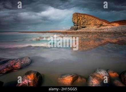 La Heritage Coast à Nash point, au sud du pays de Galles, au Royaume-Uni, qui présente un visage de falaise semblable au Sphinx gallois Banque D'Images