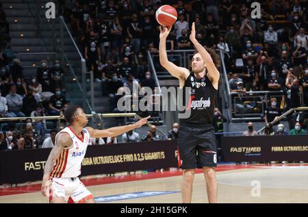 Bologne, Italie.16 octobre 2021.Alessandro Pajola (Segafredo Virtus Bologna) pendant la série A1 italien LBA championnat de basket-ball match Segafredo Virtus Bologna vs.Allianz Pallacanestro Trieste au palais sportif de Paladozza - Bologne, 16 octobre 2021 crédit: Independent photo Agency/Alay Live News Banque D'Images