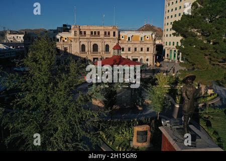 Vue aérienne de la statue d'Antonio de Ulloa, kiosque, plaza de armas et Palais municipal de Chihuahua, Hôtel de ville de Chihuahua, Mexique.Paysage urbain, (photo par Luis Gutierrez Norte photo) ..Vista aérea de estatua de Antonio de Ulloa, kiosco, plaza de armas y Palacio municipal de Chihuahua, ayuntamiento de Chihuahua, Chihuahua, Mexique.Paisaje de Ciudad, (photo de Luis Gutierrez Norte photo).Palais municipal de Chihuahua, Hôtel de ville de Chihuahua Banque D'Images