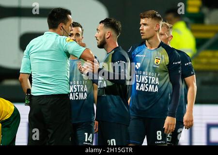 SITTARD, PAYS-BAS - OCTOBRE 16 : arbitre Dennis Higler, Michael Breij de SC Cambuur, Robin Maulun de SC Cambuur, Jamie Jacobs de SC Cambuur, Doke Schmidt de SC Cambuur lors du match néerlandais Eredivisie entre Fortuna Sittard et SC Cambuur à Fortuna Sittard Stadion le 16 octobre 2021 à Sittard, pays-Bas(Photo de Henk Jan Dijks/Orange Pictures) Banque D'Images