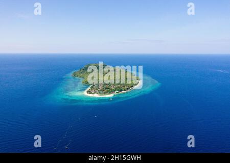 Himokilan Island, Leyte Island, Philippines.Île tropicale avec un village et une plage blanche.Eaux turquoise et récifs coralliens autour de l'île.Smal Banque D'Images