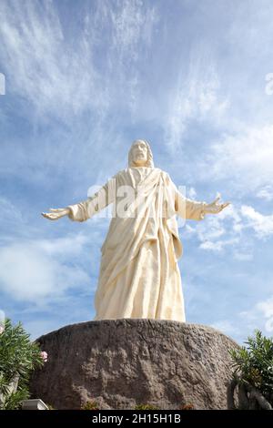 statue du christ le sauveur sur l'île de pèlerinage , parc national de cent îles.Statue blanche contre le ciel. Banque D'Images