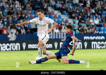 Valence, Espagne.16 octobre 2021.Pablo Martinez Andres de Levante UD et Nemanja Maksimovic de Getafe CF sont vus en action pendant la Ligue espagnole, match de football entre Levante UD et Getafe CF au stade Ciutat de Valencia à Valence.(score final; Levante UD 0:0 Getafe CF) Credit: SOPA Images Limited/Alay Live News Banque D'Images