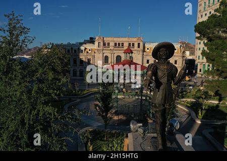 Vue aérienne de la statue d'Antonio de Ulloa, kiosque, plaza de armas et Palais municipal de Chihuahua, Hôtel de ville de Chihuahua, Mexique.Paysage urbain, (photo par Luis Gutierrez Norte photo) ..Vista aérea de estatua de Antonio de Ulloa, kiosco, plaza de armas y Palacio municipal de Chihuahua, ayuntamiento de Chihuahua, Chihuahua, Mexique.Paisaje de Ciudad, (photo de Luis Gutierrez Norte photo).Palais municipal de Chihuahua, Hôtel de ville de Chihuahua Banque D'Images