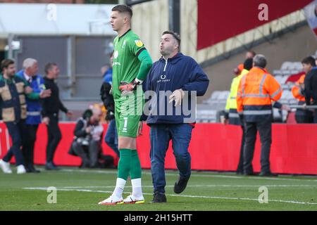 LINCOLN, ROYAUME-UNI.16 OCTOBRE un fan torments domicile gardien de but Josh Griffiths de Lincoln City pendant le match Sky Bet League 1 entre Lincoln City et Charlton Athletic au Gelder Group Sincil Bank Stadium, Lincoln le samedi 16 octobre 2021.(Credit: Tom West | MI News) Credit: MI News & Sport /Alay Live News Banque D'Images