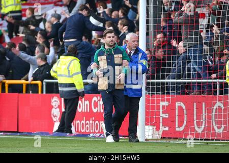 LINCOLN, ROYAUME-UNI.16 OCTOBRE un fan extérieur est conduit hors du terrain par un steward lors du match Sky Bet League 1 entre Lincoln City et Charlton Athletic au Gelder Group Sincil Bank Stadium, Lincoln, le samedi 16 octobre 2021.(Credit: Tom West | MI News) Credit: MI News & Sport /Alay Live News Banque D'Images