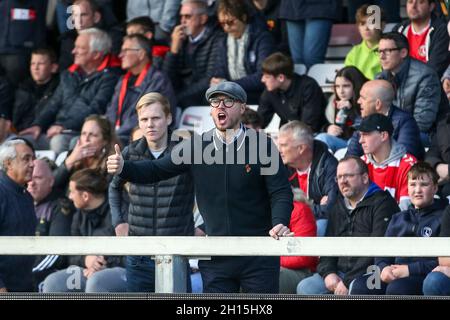 LINCOLN, ROYAUME-UNI.16 OCTOBRE un fan de Charlton Athletic en colère montre sa frustration lors du coup de sifflet final lors du match Sky Bet League 1 entre Lincoln City et Charlton Athletic au Gelder Group Sincil Bank Stadium, Lincoln le samedi 16 octobre 2021.(Credit: Tom West | MI News) Credit: MI News & Sport /Alay Live News Banque D'Images