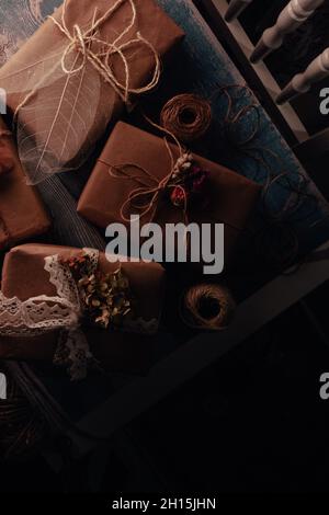 Cadeaux et cadeaux magnifiquement emballés dans le papier beige écologique dans le style rustique et romantique de provence. Banque D'Images