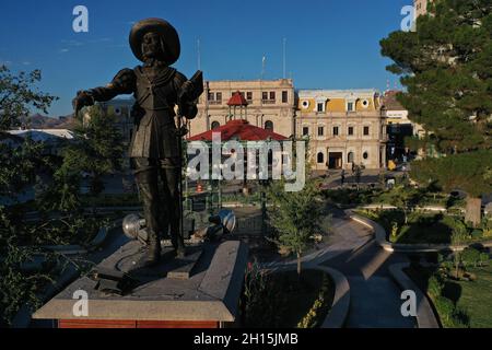 Vue aérienne de la statue d'Antonio de Ulloa, kiosque, plaza de armas et Palais municipal de Chihuahua, Hôtel de ville de Chihuahua, Mexique.Paysage urbain, (photo par Luis Gutierrez Norte photo) ..Vista aérea de estatua de Antonio de Ulloa, kiosco, plaza de armas y Palacio municipal de Chihuahua, ayuntamiento de Chihuahua, Chihuahua, Mexique.Paisaje de Ciudad, (photo de Luis Gutierrez Norte photo).Palais municipal de Chihuahua, Hôtel de ville de Chihuahua Banque D'Images