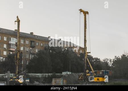 Équipement industriel lourd pour le forage de puits et de puits sur le chantier de construction. Banque D'Images