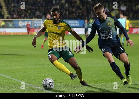 SITTARD, PAYS-BAS - OCTOBRE 16 : Martin Angha de Fortuna Sittard, Jamie Jacobs de SC Cambuur lors du match néerlandais entre Fortuna Sittard et SC Cambuur à Fortuna Sittard Stadion le 16 octobre 2021 à Sittard, pays-Bas (photo de Henk Jan Dijks/Orange Pictures) Banque D'Images