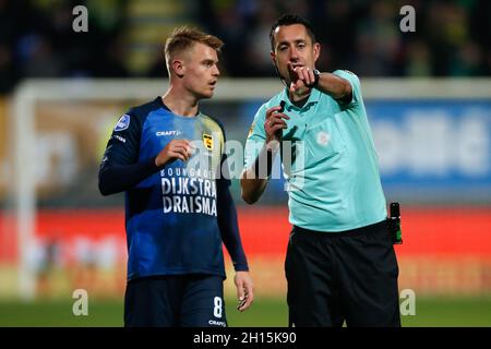 SITTARD, PAYS-BAS - OCTOBRE 16 : Jamie Jacobs de SC Cambuur, arbitre Dennis Higler lors du match néerlandais Eredivisie entre Fortuna Sittard et SC Cambuur à Fortuna Sittard Stadion le 16 octobre 2021 à Sittard, pays-Bas (photo de Henk Jan Dijks/Orange Pictures) Banque D'Images