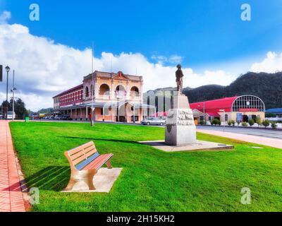 Queenstown, Australie - 24 avril 2014 : Memorial Park, l'hôtel Empire et la gare ferroviaire de Queenstown, West Coast Coucil, Tasmanie. Banque D'Images