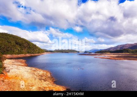 Lac Burbury en Tasmanie - montagnes autour de Queenstown sur l'autoroute Lyell. Banque D'Images