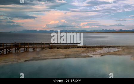 Coucher de soleil sur le lac Yellowstone, bassin West Thumb Geyser, parc national de Yellowstone, Wyoming Banque D'Images