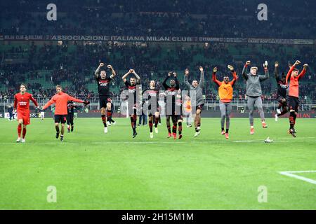 Milan, Italie.16 octobre 2021.Les joueurs de l'AC Milan célèbrent après avoir remporté la série Un match entre l'AC Milan et le FC Hellas Verona au Stadio Giuseppe Meazza le 16 octobre 2021 à Milan, en Italie.Credit: Marco Canoniero / Alamy Live News Banque D'Images