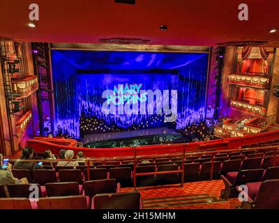 LONDRES, ROYAUME-UNI - 26 SEPTEMBRE 2021 : la scène au Prince Edward Theatre prête à montrer Mary Poppins Banque D'Images