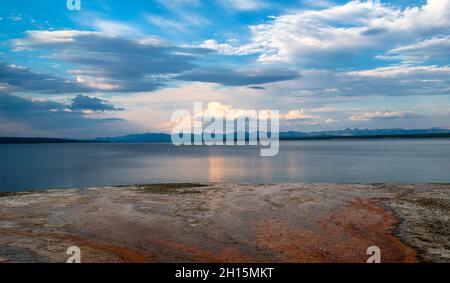 Coucher de soleil sur le lac Yellowstone, bassin West Thumb Geyser, parc national de Yellowstone, Wyoming Banque D'Images