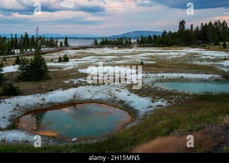 Coucher de soleil sur West Thumb Geyser Basin, parc national de Yellowstone, Wyoming Banque D'Images