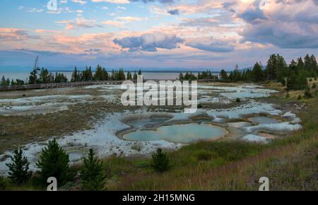 Coucher de soleil sur West Thumb Geyser Basin, parc national de Yellowstone, Wyoming Banque D'Images