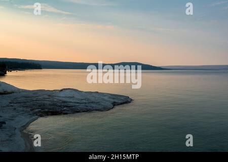 Coucher de soleil sur le lac Yellowstone, bassin West Thumb Geyser, parc national de Yellowstone, Wyoming Banque D'Images