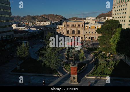 Vue aérienne de la statue d'Antonio de Ulloa, kiosque, plaza de armas et Palais municipal de Chihuahua, Hôtel de ville de Chihuahua, Mexique.Paysage urbain, (photo par Luis Gutierrez Norte photo) ..Vista aérea de estatua de Antonio de Ulloa, kiosco, plaza de armas y Palacio municipal de Chihuahua, ayuntamiento de Chihuahua, Chihuahua, Mexique.Paisaje de Ciudad, (photo de Luis Gutierrez Norte photo).Palais municipal de Chihuahua, Hôtel de ville de Chihuahua Banque D'Images