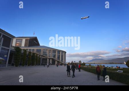 16 octobre 2021, Bavière, Füssen: Un zeppelin survole la Festspielhaus Neuschwanstein à l'occasion de la première mondiale de la comédie musicale 'Zeppelin'.Photo : Karl-Josef Hildenbrand/dpa Banque D'Images