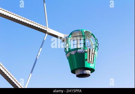Photo de la cabine de la roue de Ferris sur fond bleu ciel. Banque D'Images