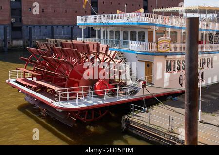 Le bateau à aubes Mississippi Queen se trouve sur le quai en face de l'Elbphilharmonie dans la ville de HafenCity, en Allemagne, par une journée ensoleillée. Banque D'Images