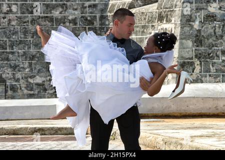 HA, CUBA - 26 août 2017 : le couple qui vient de se marier s'est amusé dans la rue de la Havane, Cuba Banque D'Images