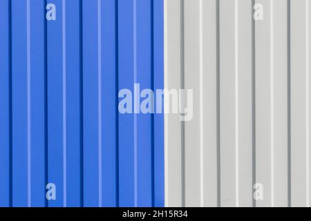 Plaques de tôlerie peintes en bleu et blanc texture de clôture en fer arrière-plan. Banque D'Images